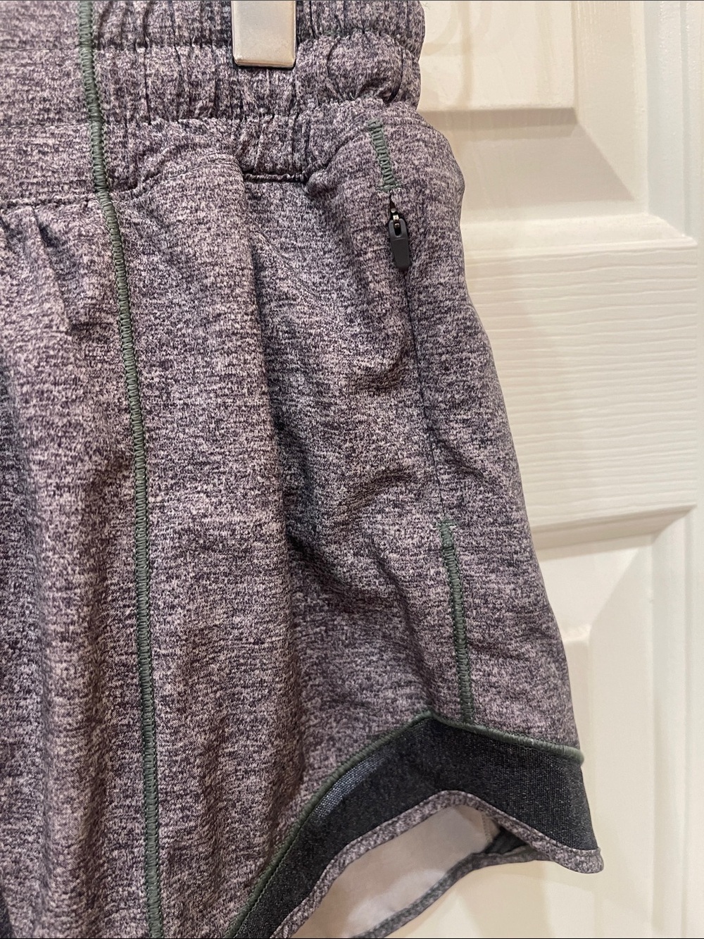 Lulu 🍋 Women’s Grey Heather Athletic Shorts S:8 - Picture 2 of 5